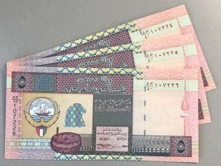 Kuwait Banknote,  5 Dinars 5th Issue 1994,  3 Consecutive,  Pick 26e,  Unc