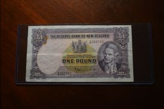 Zealand Reserve Bank Of Zealand 1 Pound Note,  Pin Hole At The Right Side