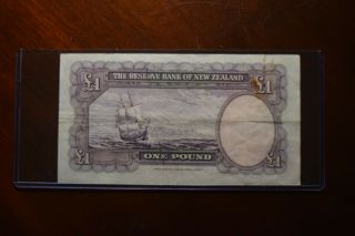 Zealand Reserve Bank Of Zealand 1 Pound Note,  pin hole at the right side 2