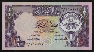 Kuwait (p12a) 1/2 Dinars L.  1968/1980 Unc Sign.  2