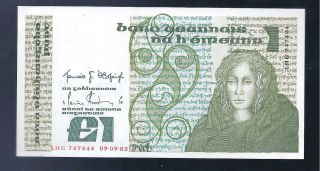 Ireland,  1982,  £1 Pound,  P - 70c,  Crisp Unc