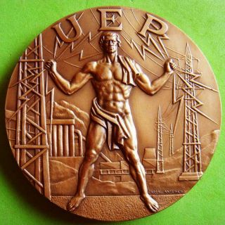 L@@k Nude Strong Man / Electricity Poles Power Union / Lightning Bronze Medal