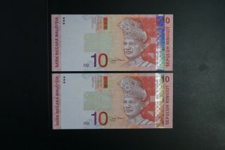 Malaysia $10 Note In Gem - Unc Prefix Gq Prefix X 2 Notes (v389)