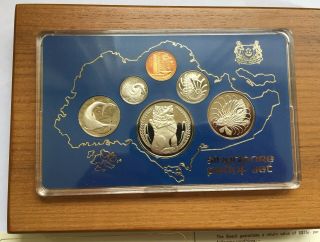 Singapore Proof Coin Set 1977 - Wood Box/certificate