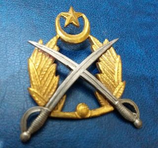 Pakistan Miltary Soldier Badge.  With Two Swords And Moon Star