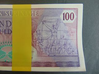100 UNCIRCULATED ONE HUNDRED GULDEN NOTES - CENTRALE BANK VAN SURINAME 1985 2
