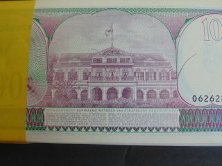 100 UNCIRCULATED ONE HUNDRED GULDEN NOTES - CENTRALE BANK VAN SURINAME 1985 4