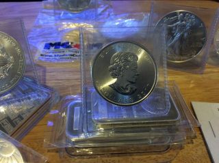 2017 1 Oz Silver $5 Elizabeth II Canadian Maple Leaf 9999 1 oz.  Uncirculated. 4