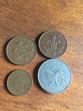 4 Coins England 2 Different Style 2 Pence,  1 Penny,  Large 10 Np Circulated
