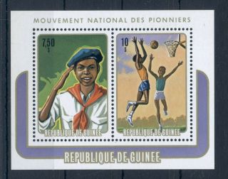 Guinea 1974 M/sheet (2 Stamps) Mnh Scouting - Mi.  Bl37