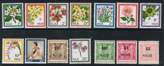 Niue 1967 - 69 Flowers And Coat Of Arms