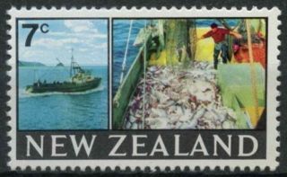 Zealand 1967 - 70 Sg 870,  7c Definitive Trawler And Fish Mnh D9431