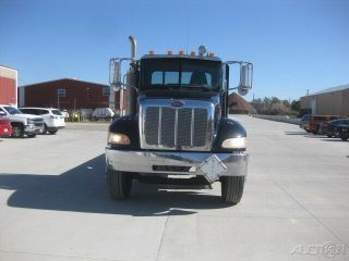 2007 PETERBILT 335 C7 CAT 10 SPEED TANDEM AXLE WITH 24 ' FLATBED SET UP FOR MOFFITT FORKLIFT 2