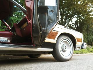 1977 Ford Country Squire 16