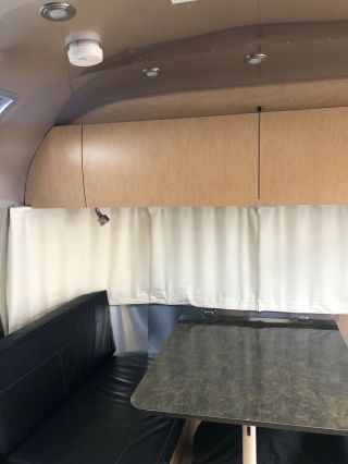 2014 Airstream Flying Cloud Rear Queen Bed 10