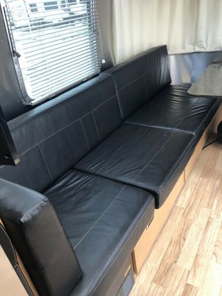 2014 Airstream Flying Cloud Rear Queen Bed 11