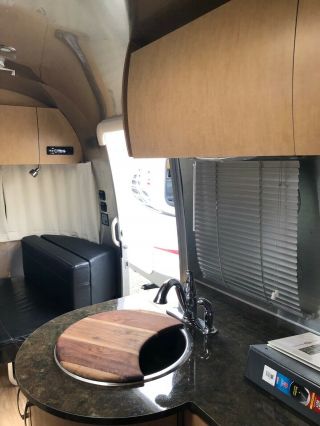 2014 Airstream Flying Cloud Rear Queen Bed 12