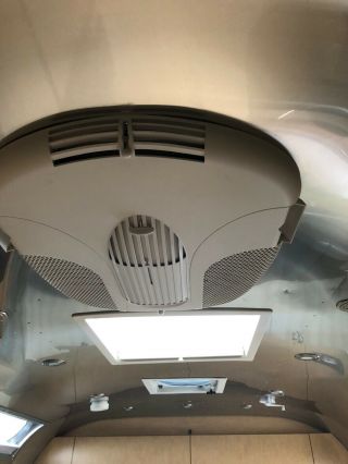 2014 Airstream Flying Cloud Rear Queen Bed 14