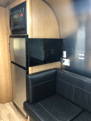 2014 Airstream Flying Cloud Rear Queen Bed 16