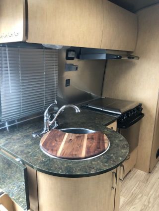 2014 Airstream Flying Cloud Rear Queen Bed 17