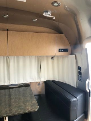 2014 Airstream Flying Cloud Rear Queen Bed 19