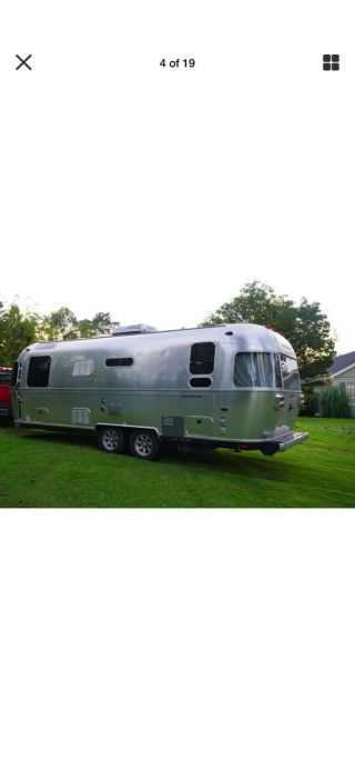 2014 Airstream Flying Cloud Rear Queen Bed 8