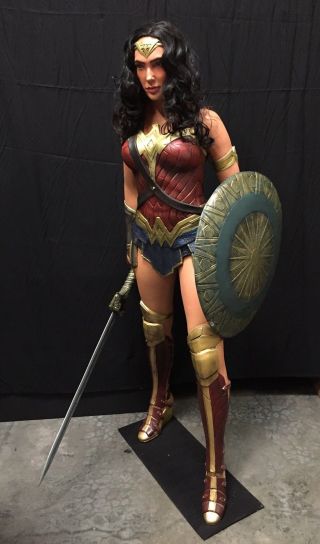 Gal Gadot Signed Wonder Woman 1:1 Scale Life Size Neca Figure/statue Beckett Bas