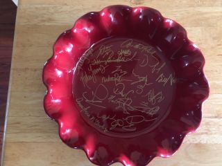 Waitress Nicolette & Current Cast Signed In Gold Deep Red Scalloped 10 " Pie Dish