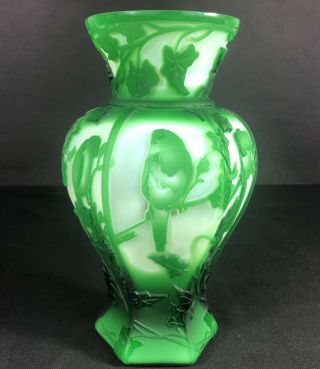 Fenton Cameo Glass Birds Sand Carved Kelsey Murphy Le Cage Au Faux Vase O4256cjp