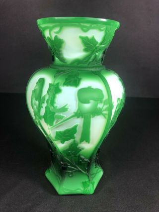 Fenton Cameo Glass Birds Sand Carved Kelsey Murphy Le Cage Au Faux Vase O4256CJP 2