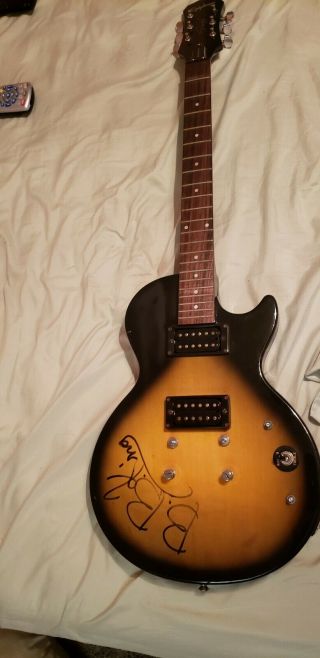 BB KING SIGNED - Epiphone - special model - guitar one of his last 11