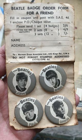 Beatles Rare 1963 Uk Set Of Four 1.  25 " Pinback Buttons / Badges.  On Origin Card