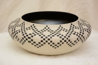 Leslie Thompson Signed Art Pottery Etched Black And White Geometric Pot