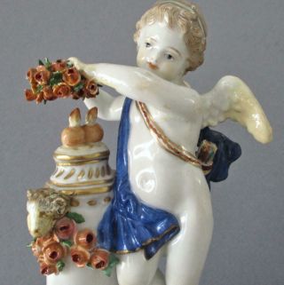 Antique Meissen Porcelain 5.  5 " Figurine " Je Les Couronne " Cherub Wreath Of Roses