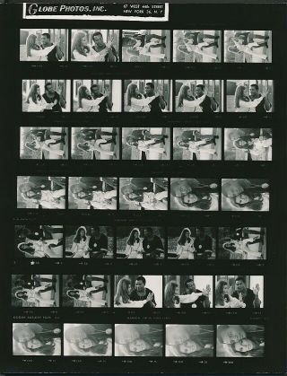 1968 Contact Sheet Photo Raquel Welch & Jim Brown - Un - Published Shots