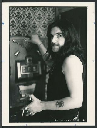 Photo Motorhead - Lemmy Kilmister W/ Beer,  Cigarette & Slot Machine
