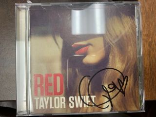 TAYLOR SWIFT OFFICIAL SIGNED AUTOGRAPHED RED BOOKLET WITH CD. 2