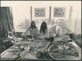 1969 Photo The Beatles - John Lennon & Yoko Ono " Bed - In " Protest