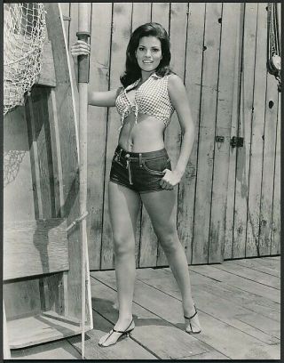 1965 Photo Raquel Welch In Daisy Dukes Young Newcomer Signs With Fox