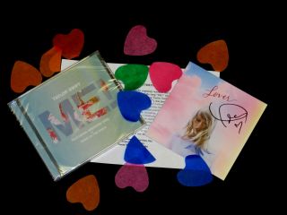 Taylor Swift - Signed Lover Cd Booklet Me Single Autographed,  Hearts Pop