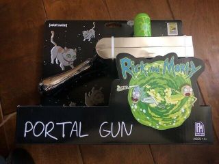 2017 Sdcc Excusive Ucc Distributing Rick And Morty Portal Gun