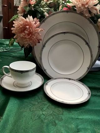 Wedgwood Bone China 5pc Place Settings Amherst - Dinnerware For 12