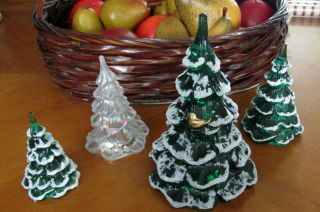Set Of 4 Fenton Glass Christmas Trees 3 Evergreen W Snow / 1 White Iridescent