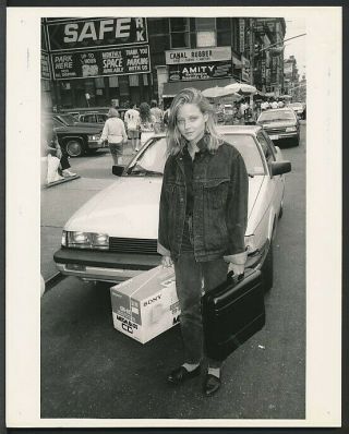 1980’s Photo Jodie Foster Star Of Taxi Driver Tryin’ To Hail A Nyc Taxi