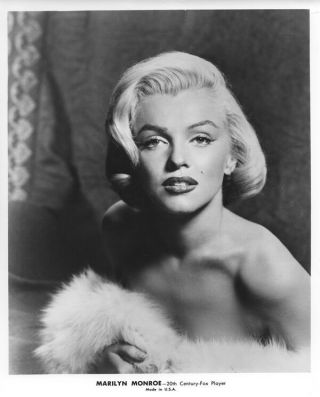 Marilyn Monroe Glampour Pose With Fur 8x10 Photo On Fiber Paper