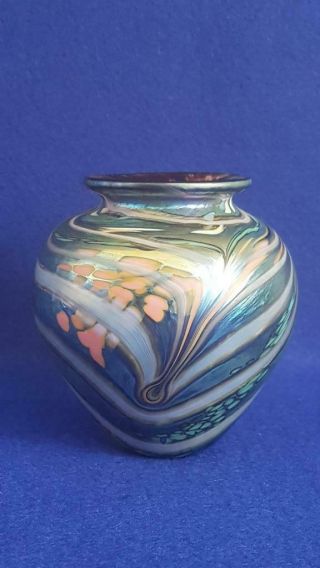 Wonderful Signed 1989 Colin Heaney Australian Art Glass Small Iridescent Vase