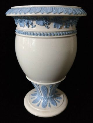 Wedgwood of Etruria Lavender on Cream Grapevine & Acanthus Vase 2