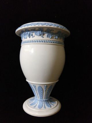 Wedgwood of Etruria Lavender on Cream Grapevine & Acanthus Vase 8