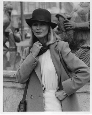 Cheryl Ladd Elegant Fashion Pose In Trafalgar Square London 8x10 Photo