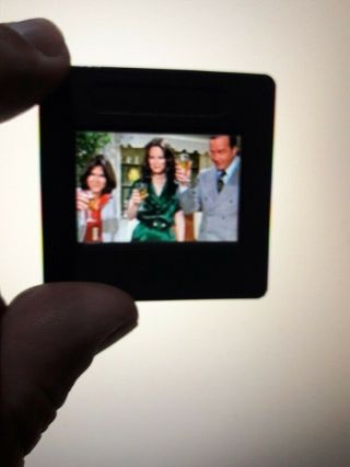 2 CHARLIE ' S ANGELS CAST - MOST COLLECTIBLE - SLIDES - 35mm - MN - 2